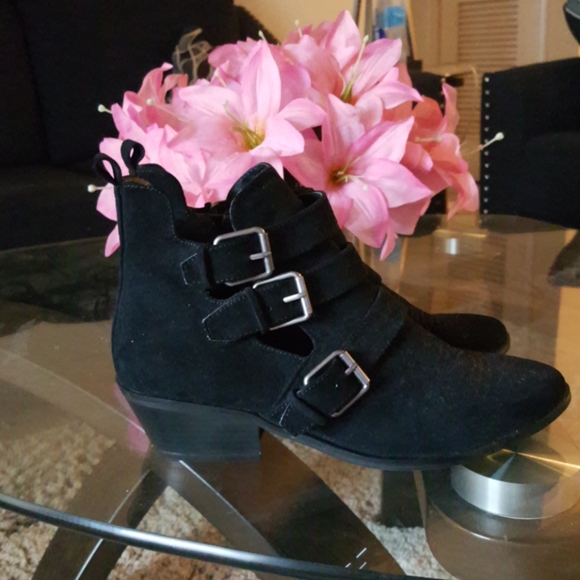 Universal Thread Shoes - Black western style with buckles booties